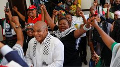 نشطاء من جنوب أفريقيا يحتفلون داخل مقر السفارة الفلسطينية في بريتوريا بصدور قرار المحكمة- جيتي