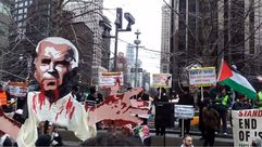 محتجون ضد الاحتلال في الولايات المتحدة يرفعون أعلام فلسطيني وتمثالا ملطخا بالدماء لبايدن- إكس
