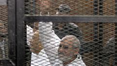 مرشد الإخوان محمد بديع يرفع شعار رابعة جلسة محاكمة 11-12-2013
