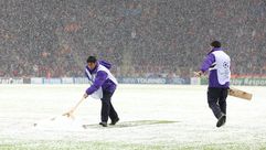 الثلوج تتساقط خلال مباراة غلطة سراي-يوفنتوس في ستاد ارينا في اسطنبول - الأناضول