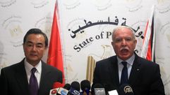 وزير الخارجية الصيني وانج يي مع نظيره الفلسطيني رياض المالكي  - الأناضول