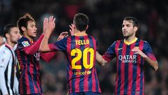 لاعبو برشلونة يحتفلون بالتسجيل في مرمى كارتاخينا في 17 كانون الاول/ديسمبر 2013