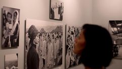 زائرة تتأمل صورا في معرض للاونروا في مركز المعمل في القدس - ا ف ب