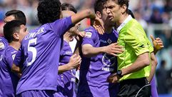 لاعبو فيورنتينا يعترضون على قرار للحكم خلال مباراة امام ميلان في نيسان/ابريل 2013