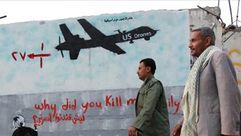 رسم لطائرة بدون طيار مع تعليق - لماذا قتلتم عائلتي - صنعاء 13-12-2013 - أ ف ب