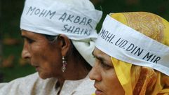 سيدة اختفى زوجها (يمين) تشارك في تجمع صلاة من اجل المفقودين في سريناغار في 25 تموز/يوليو 2006
