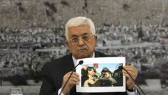 عباس يرفع صورة لمشهد ضرب أبو عين من قبل جنود الاحتلال-  أ  ف ب