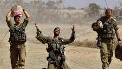جنود إسرائيليون عقب عودتهم من العدوان على القطاع - أ ف ب