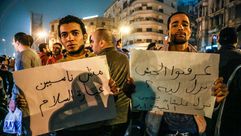متظاهرون في ميدان التحرير يرفعون لافتات للتنديد ببراءة مبارك - الأناضول