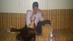 علي البخيتي يدافع عن منزل لمرأة كان الحوثيين سيقتحمونه - فيسبوك
