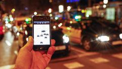 تطبيق اوبر على احد الهواتف الذكية داخل سيارة اجرة في برشلونة