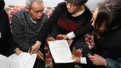 والدا الشاب يتسلمان مستندات اعادة فتح قضية ابنهما الذي اعدم لجريمة لم يرتكبها في منغوليا الداخلية في