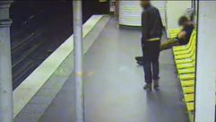 لص يحاول سرقة شخص نائم في محطة قطار - فرنسا