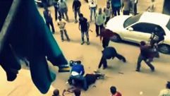 رجل يحاول ذبح زوجته في الشارع العام بمصر ـ يوتيوب