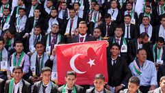 فلسطيني من غزة يحمل علم تركيا في عرس جماعي - الأناضول