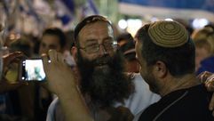 ناشط اليمين اليهودي المتطرف باروخ مارزل يلتقط صورة مع أحد معجبيه خلال تظاهرة في تل أبيب في 19 أبريل،