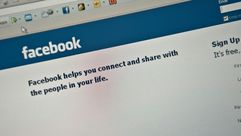 اصيب رجل بريطاني بصدمة كبيرة حين اكتشف من خلال صور منشورة على موقع "فيسبوك" ان زوجته تزوجت برجل آخر 