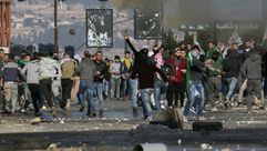 شبان فلسطينيون يرشقون قوات الاحتلال بالحجارة- جيتي