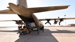 طائرة مساعدات سعودية في مطار الغيظة محافظة المهرة شرقي اليمن واس