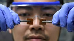 اكتشف باحث ياباني صدفة نوعا من الزجاج يمكن إصلاحه بكل بساطة من خلال الضغط على أجزائه المحطمة، لكن لا