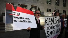 تجمع المحتجون أمام سفارة السعودية في واشنطن بعد مقتل خاشقجي - جيتي