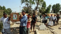 يمنيون يشيعون ضحايا قصف على الحديدة - جيتي