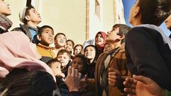 اوزتشيليك خلال لعبها مع عدد من الاطفال النازحين في إدلب- تويتر