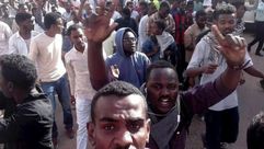 شبان سودانيون خلال تظاهرات أول أمس قرب القصر الجمهوري بالخرطوم- تويتر