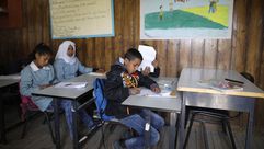 أطفال داخل إحدى المدارس بمناطق تحظر فيها إسرائيل بناء مؤسسات تعليمية- جيتي