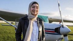 أول سورية تقود طائرة في بريطانيا مايا غزال - تويتر