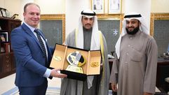 رئيس مجلس الأمة الكويتي يسلم درع المجلس لوفد حركة النضال العربي لتحرير الأحواز- احوازنا