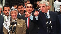 جون ميجر ياسر عرفات في مؤتمر صحافي - أ ف ب