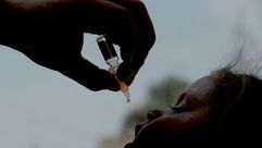 عامل أفغاني في المجال الصحي يلقح رضيعا ضد مرض شلل الأطفال خلال حملة تلقيح في ضواحي جلال اباد في 25 ت