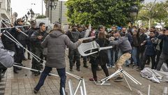 قمع مواطنون ضد الانقلاب تونس - الأناضول
