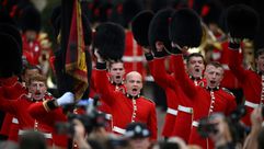 عناصر الحرس الملكي البريطاني يعتمرون قبعات "بيرسكين"
