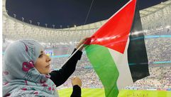 توكال كرمان ترفع علم فلسطين- تويتر