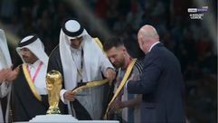 أمير قطر يلبس ميسي العباية  (تويتر)