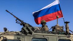 روسيا والحرب على أوكرانيا.. دبابة وعلم  (الأناضول)