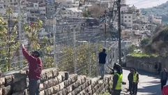 المستوطنون خلال استيلائهم على أرض الحمراء في سلوان بالقدس المحتلة- نبض القدس