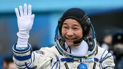 الملياردير الياباني يوساكو مايزاوا يلقي التحية في 8 كانون الأول/ديسمبر 2021 في بايكونور في كازاخستان قبل انطلاقه في رحلة سياحية إلى الفضاء الخارجي ليصل إلى محطة الفضاء الدولية