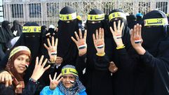 يمنيات في احتفال الذكرى الثالثة للثورة اليمنية يرفعن شعار "رابعة" - عربي 21