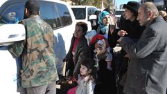 مدنيين سوريين ينتظرون الخروج من حمص مع الأمم المتحدة - (أرشيفية) أ ف ب