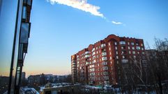 خط دخان خلفه النيزك فوق سماء موسكو 15 شباط/فبراير 2013