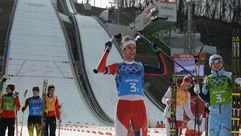 النروجي يويرغن غراباك يحتفل بذهبية سباق التتابع