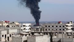 الدخان يتصاعد من الغوطة الشرقية إثر قيام طائرات النظام السوري بقصفها - أ ف ب