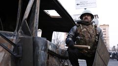أحد عناصر حماية ميدان الاعتصام في العاصمة الاوكرانية كييف - الاناضول