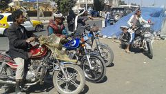 استمرار حظر الدراجات باليمن يضاعف معاناة مالكيها - صورة الدراجات النارية  1