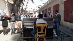 "شباب مخيم اليرموك" يعزفون الموسيقا وسط الدمار والحصار المتواصل - aa_picture_20140207_1528594_web