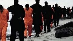 صورة بثها عناصر تنظيم الدولة للأقباط المحتجزين بليبيا - فيس بوك