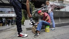 أطفال سوريون يعملون بمسح الأحذية في بيروت